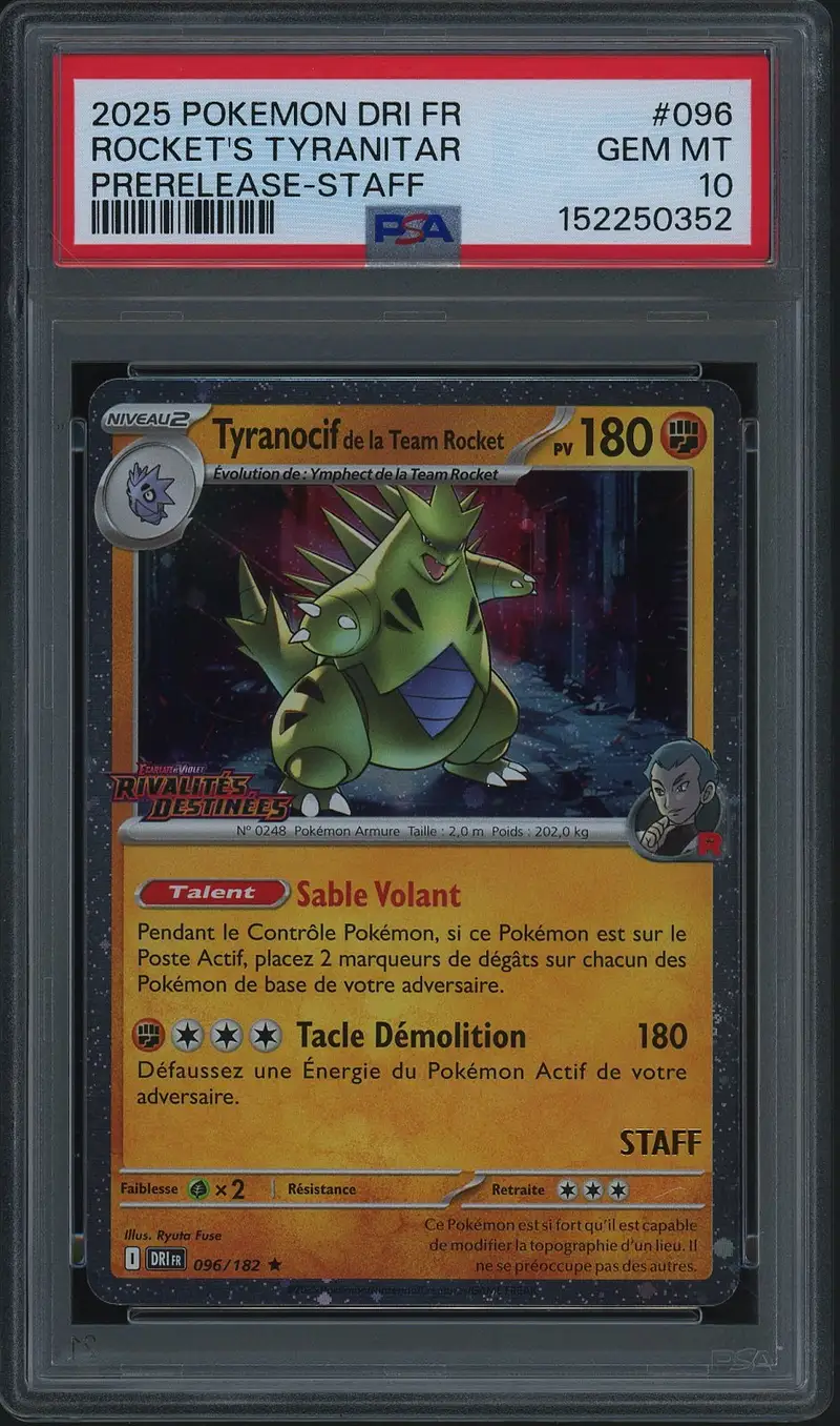 PSA 10 Tyranocif de la Team Rocket Prerelease Staff